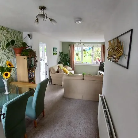 Botanical Hideaway-Room In Shared Home With One Female And A Cat 爱丁堡