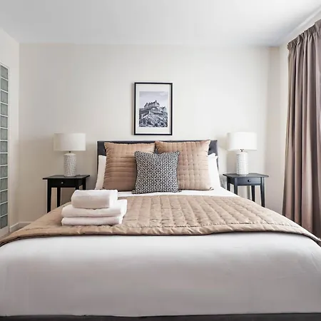 Park Royal Apartment *