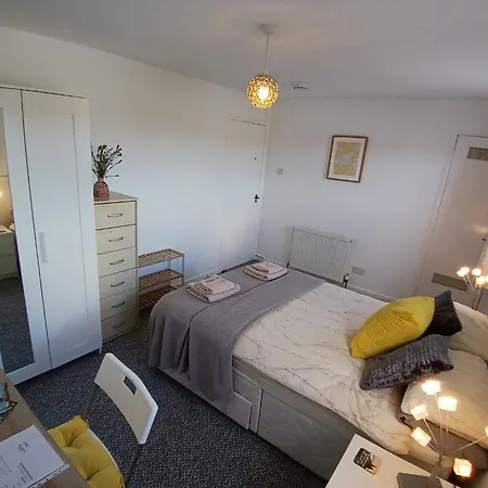 Botanical Hideaway-Room In Shared Home With One Female And A Cat 民宿 爱丁堡