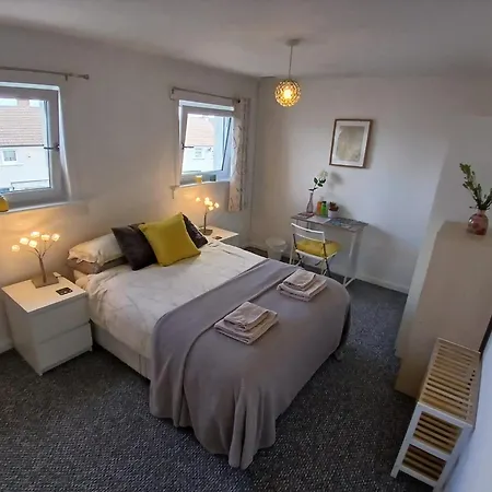 民宿 Botanical Hideaway-Room In Shared Home With One Female And A Cat 爱丁堡