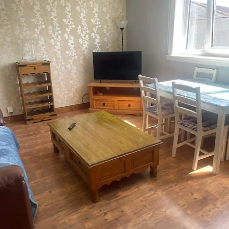 Free Parking - Sleeps 6 - - Good Location *