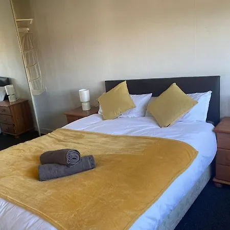 Free Parking - Sleeps 6 - - Good Location