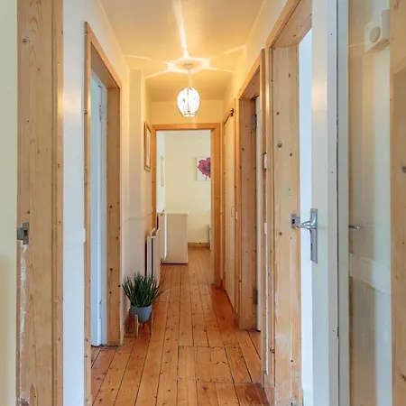 Free Parking - Centre - 3 Bedrooms - 5 Guests Apartment