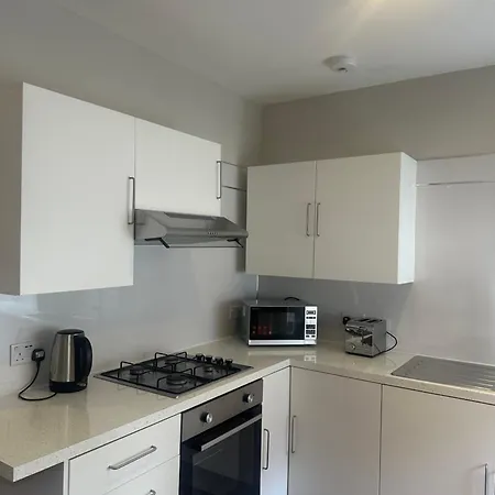 Bright & Spacious Centre Flat, Unbeatable Location דירה *