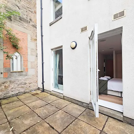 Stylish 3-bedroom Duplex With Patio Apartment Edinburgh