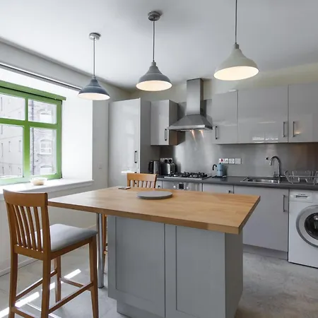 Apartment Industrial Chic 2bd Flat In Historic Whisky Bond