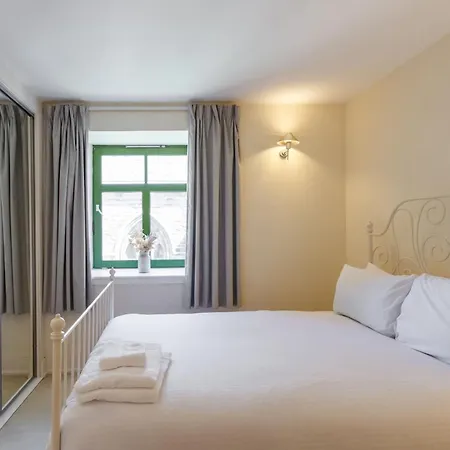 Industrial Chic 2bd Flat In Historic Whisky Bond