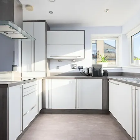 Modern 2Bed Apartment Edinburgh - Pass The Keys