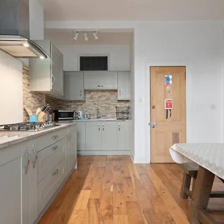 Homely 2 Bedroom - Pass The Keys *