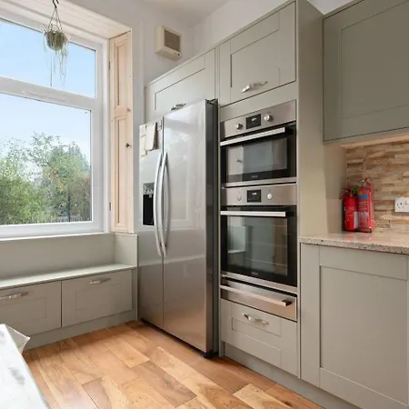 Homely 2 Bedroom - Pass The Keys Apartment *