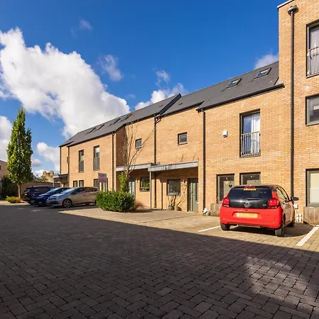 Gorgeous 3 Bed House Free Parking & Garden Dom wakacyjny Edynburg