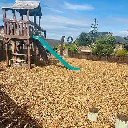 Sleeps 10 - Hot Tub - Pool Table - Play Park 爱丁堡