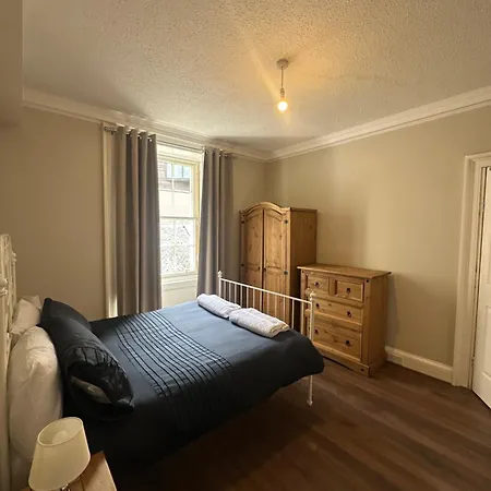 Bright & Spacious Centre Flat, Unbeatable Location