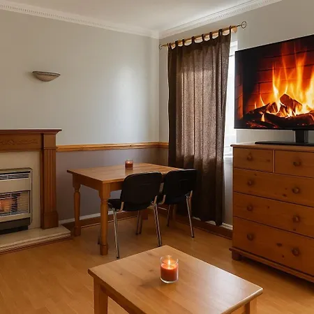 Spacious 3 Bedroom Flat *