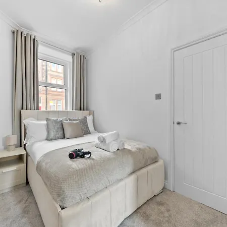 Smithfield 1 Bedroom With Sofa Bed - *