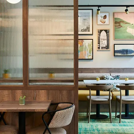 By Marriott Отель Эдинбург