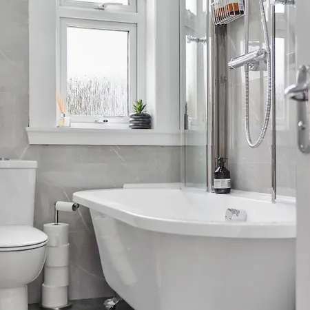 Апартаменты Crewe - Stylish 2 Bedroom Apt, Garden, Free Parking, Edin