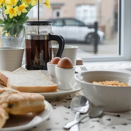 Crewe - Stylish 2 Bedroom Apt, Garden, Free Parking, Edin Апартаменты *