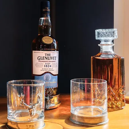 Gorgeous 3 Bed House Free Parking & Garden *