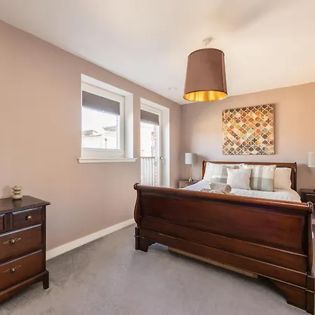 Gorgeous 3 Bed House Free Parking & Garden