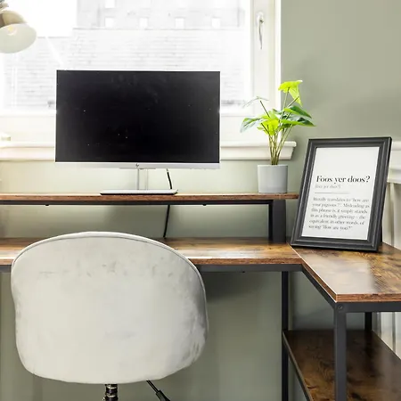 Dom wakacyjny Gorgeous 3 Bed House Free Parking & Garden *