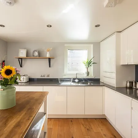 Gorgeous 3 Bed House Free Parking & Garden *