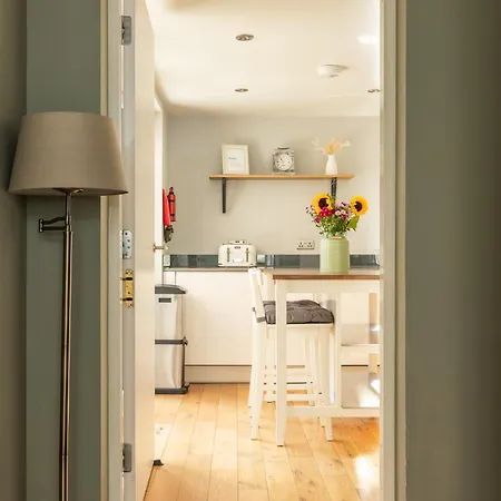 Gorgeous 3 Bed House Free Parking & Garden