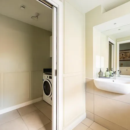 Gorgeous 3 Bed House Free Parking & Garden *