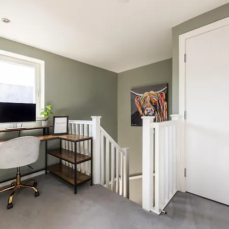 Dom wakacyjny Gorgeous 3 Bed House Free Parking & Garden