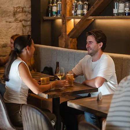 Code - The Court, Hostal