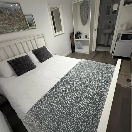 Guest house 5 En-suite With Independent Entrance 3*