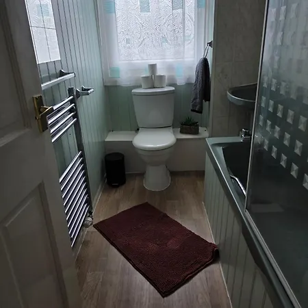 3br House With Parking 10 Mins To Airport Sleeps 6