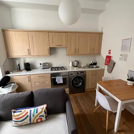 Bright 2 Bedroom Near The Meadows