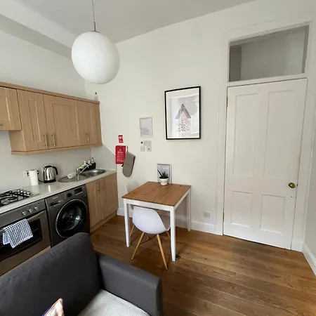 Bright 2 Bedroom Near The Meadows
