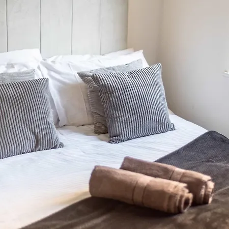 2bed Flat In Leith-free Parking- By Homes דירה אדינבורו