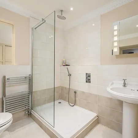 Elegant Flat With Garden In West End