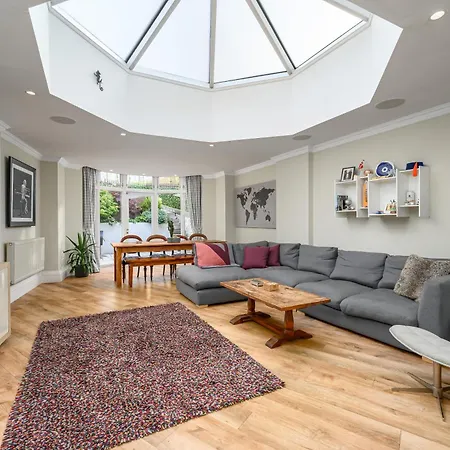 アパート Elegant Flat With Garden In West End エディンバラ