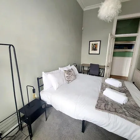 아파트 Spacious With Easy Access To Airport & Centre 에든버러