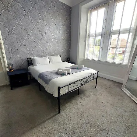 Spacious With Easy Access To Airport & Centre 에든버러