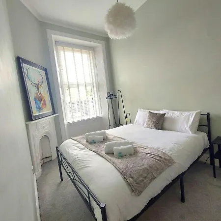 Spacious With Easy Access To Airport & Centre