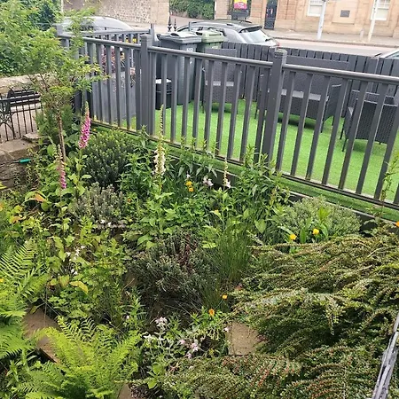 Spacious With Easy Access To Airport & Centre * 에든버러