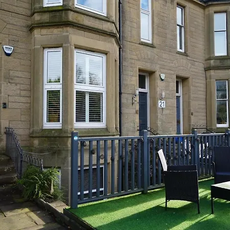 Apartment Spacious With Easy Access To Airport & Centre