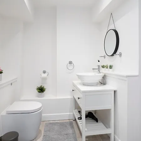 2bed-2bath Flat, Centre Apartament