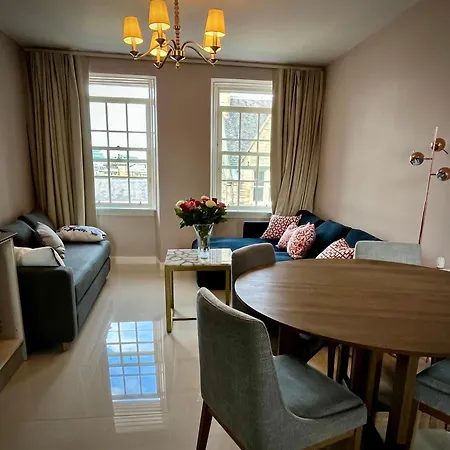 New Royal Mile Spacious Quiet Comfortable Flat With Balcony & Great Views Floor No Lift アパート