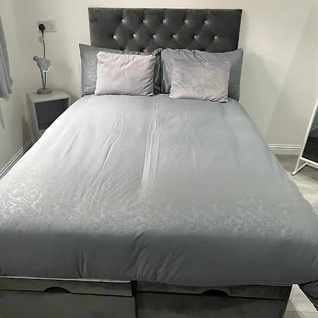 Private 1 Bedroom - - Sleeps 2 شقة