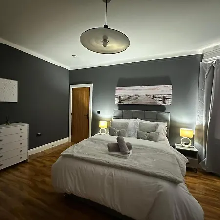 Luxury 5bd, Gym, Parking, Bus To Airport, Sleeps10 *