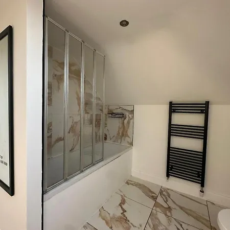 Luxury 5bd, Gym, Parking, Bus To Airport, Sleeps10 *