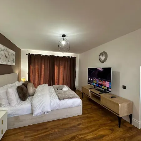 Villa Luxury 5bd, Gym, Parking, Bus To Airport, Sleeps10