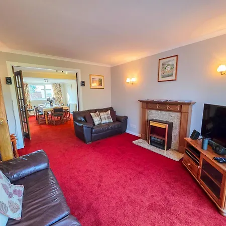 3 Bedroom Home, Peaceful Garden *