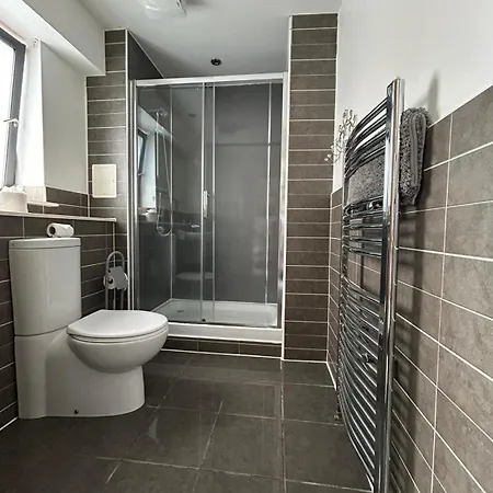 Waterfront Spacious Flat *